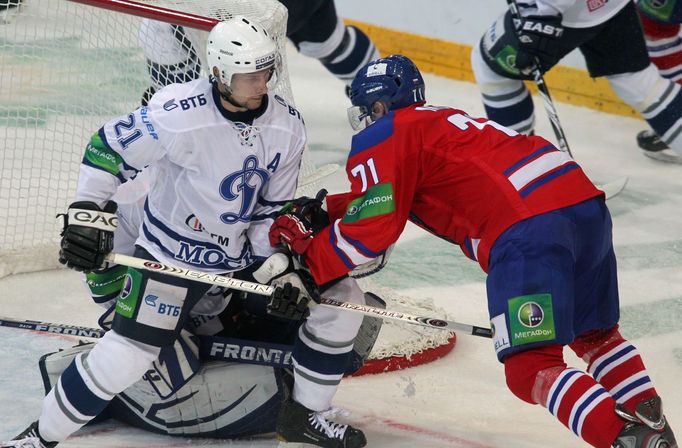 Hokejista Dynama Moskva Konstantin Gorovikov brání Juraje Mikúše v utkání KHL 2012/13 proti Lvu Praha.