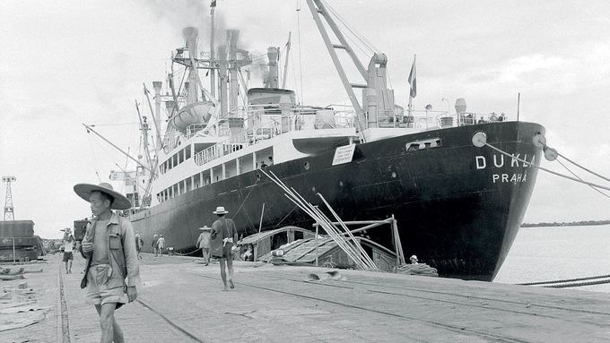 Výrobu lodě Dukla financovala Čína. Protože ji však sama nemohla provozovat, plula v letech 1958 až 1965 pod československou vlajkou.