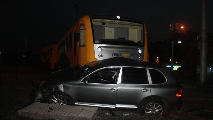 Opilý řidič osobního auta Porsche v pondělí časně ráno vjel v Olomouci na železniční trati pod osobní vlak.