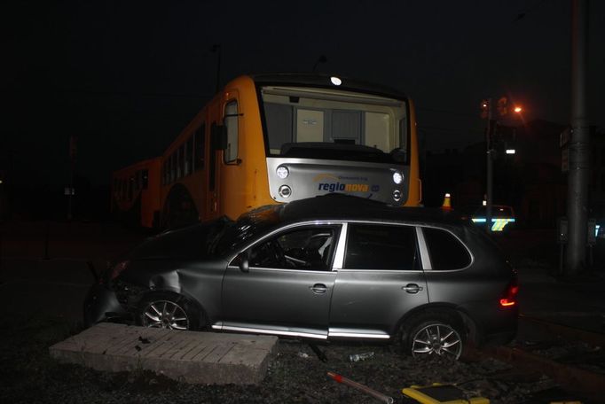 Opilý řidič osobního auta Porsche v pondělí časně ráno vjel v Olomouci na železniční trati pod osobní vlak.