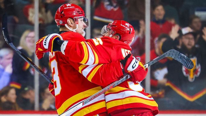 Adam Klapka (vlevo) slaví s parťákem z týmu Calgary MacKenziem Weegarem svůj první gól v NHL