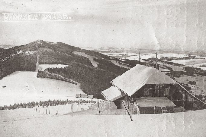 Historická fotografie Dvorské boudy v Krkonoších. Nedatováno.