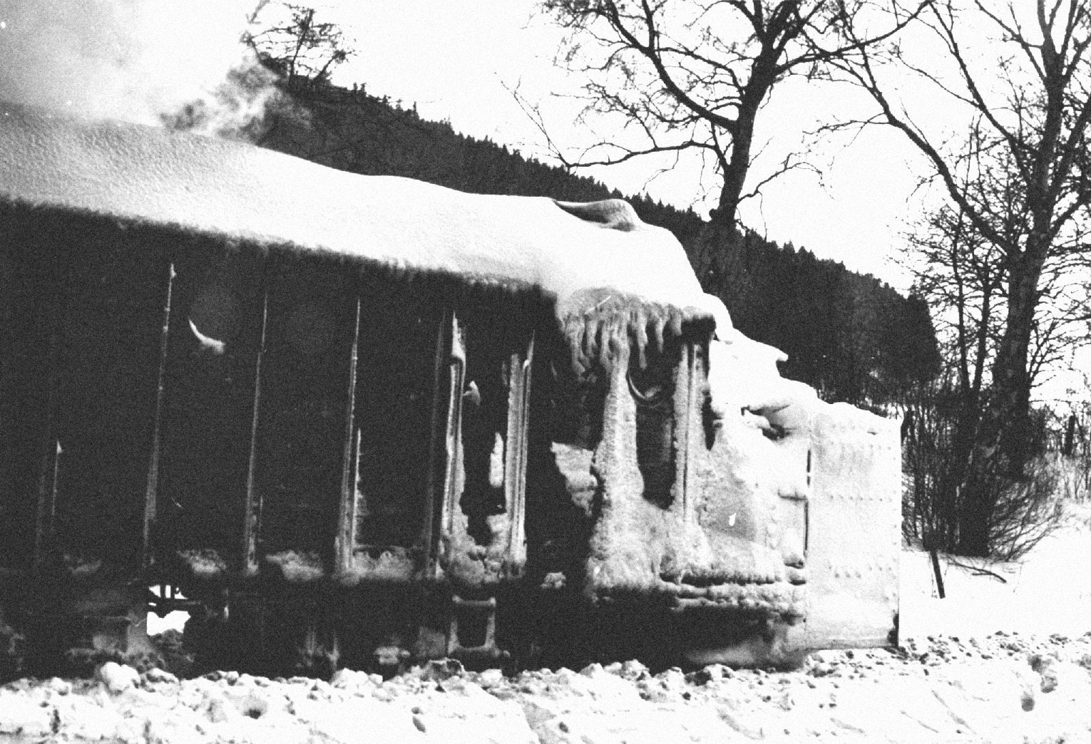 Jednorázové užití / Fotogalerie / Na sníh třeba i se stíhačkou. Pocta kreativitě obětavých železničářů