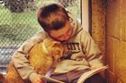 Děti čtou kočkám