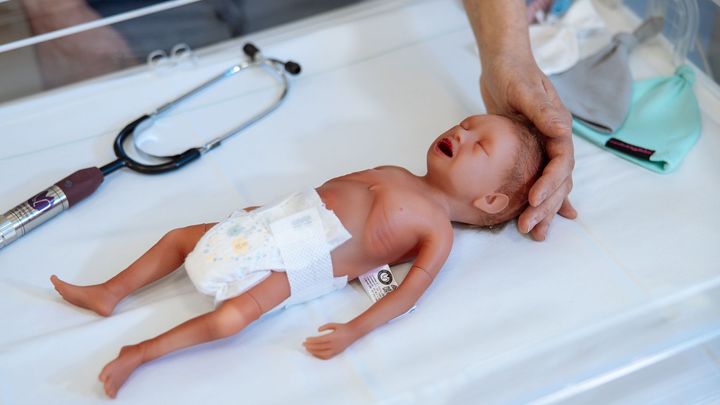 Pláče a předstírá dechovou tíseň. Simulátor pomůže se záchranou nedonošených dětí