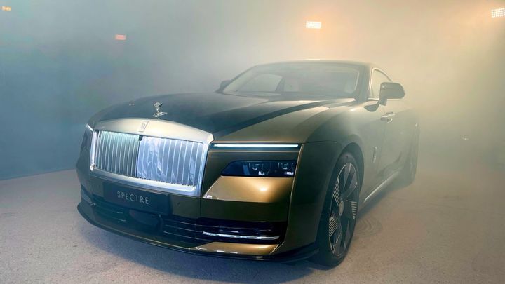 Nejluxusnější elektromobil se předvedl v Praze. Známe cenu Rolls-Roycu Spectre