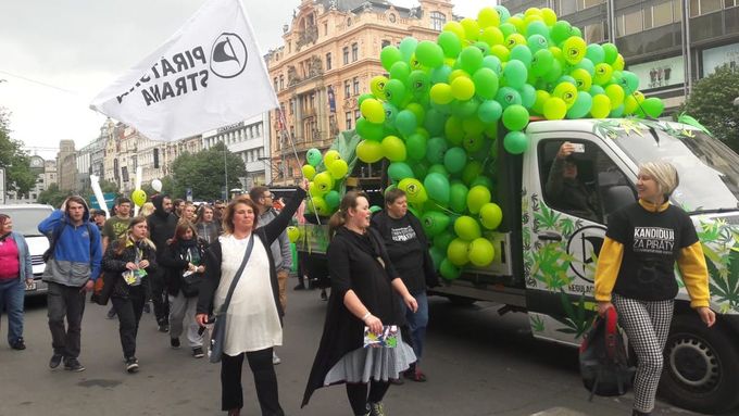 Pochod ulicemi Prahy za legalizaci konopí. (4. dubna 2019)
