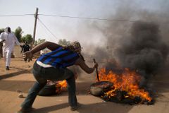 Protestující muslimové v Nigeru podpálili osm kostelů