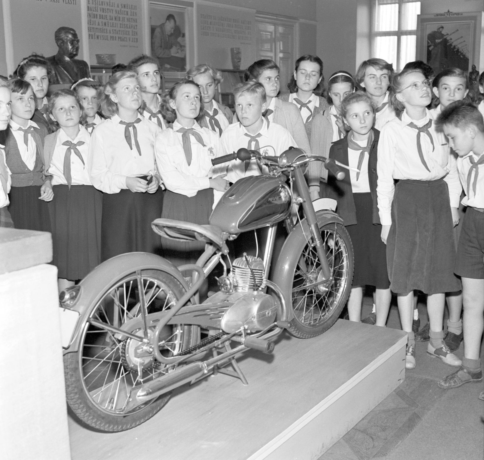 Klement Gottwald dary dárky výstava pionýři motocykl 1952