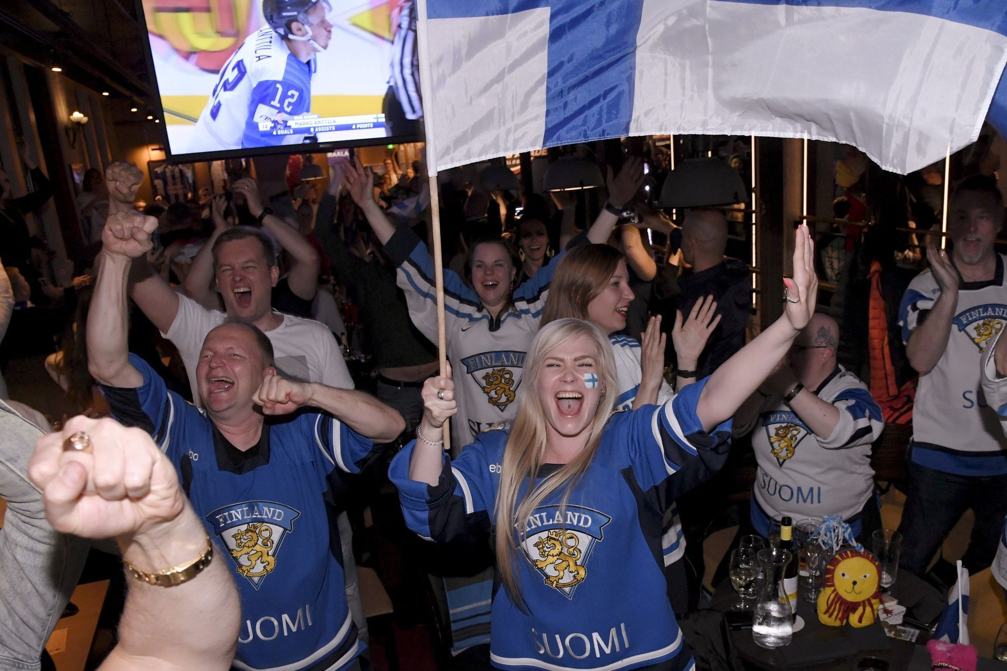 Fanoušci Finska slaví branku ve finále MS 2019