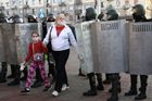 Nechutný nátlak. Lukašenkův režim vyhrožuje ženám, že jim kvůli protestům vezme děti