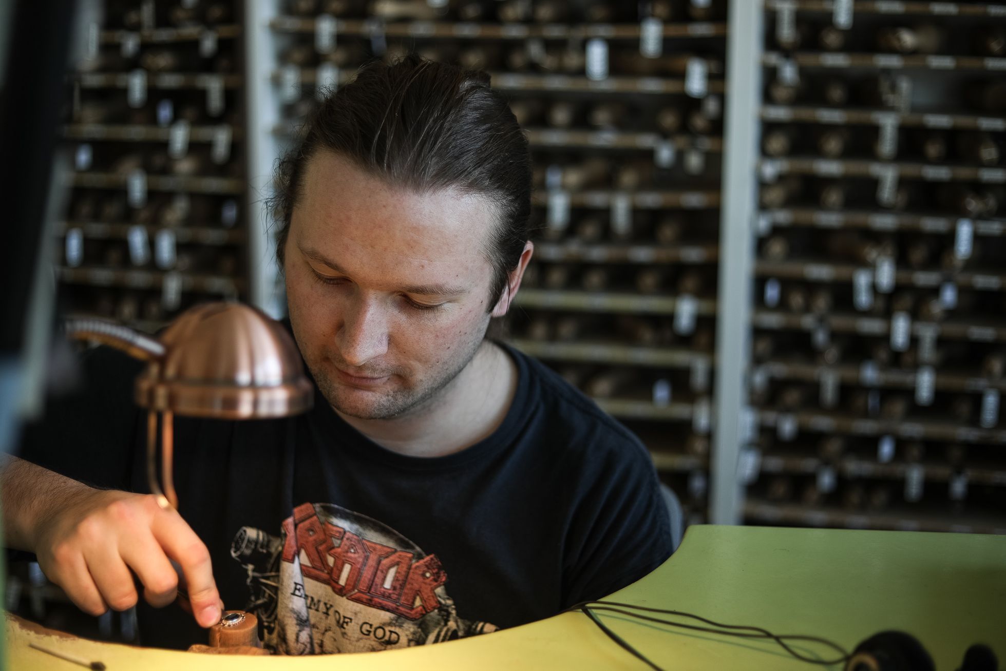 Výroba šperků z granátů, firma Granát Turnov