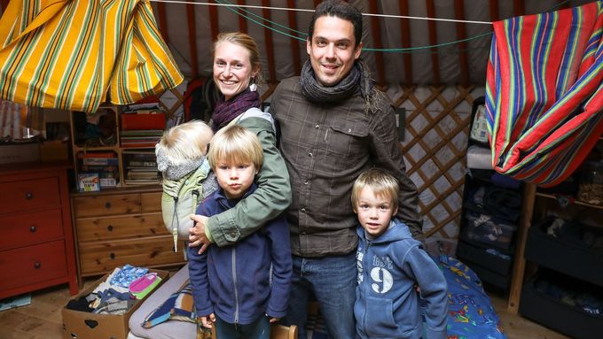 Se třemi dětmi žijí v jurtě. Nejsme exoti, sociálku na nás neposílají, říkají manželé