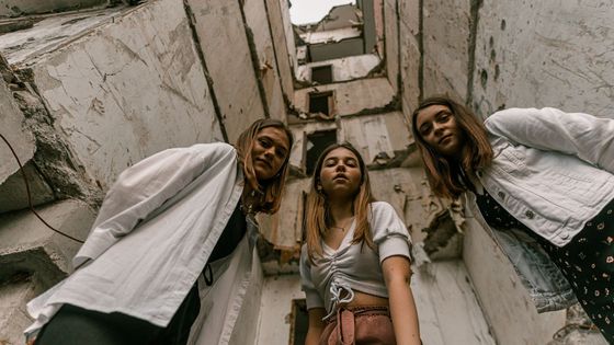 Foto: Válečná maturitní tabla. Ukrajinští studenti pózují v ruinách zničeného města