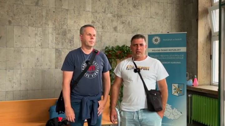 Policista s dezinformátorem útočí na kolegy. Na webu to sledují statisíce lidí; Zdroj foto: www.facebook.com/ktvlive.zpravodajstvi