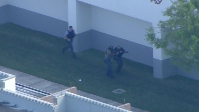 Policisté zasahují u floridské střední školy, kde zaútočil střelec
