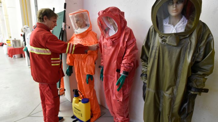 Vláda vítala zásilky z Číny. Nás o pomoc nežádá, stěžují si výrobci masek a obleků