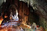 Jeskyně Batu / MALAJSIE Pouhých 13 km od hlavního města Malajsie Kuala Lumpur se nachází jeskyně Batu. V tomto neobvyklém jeskynním komplexu se nacházejí hinduistické chrámy. Jeskyně jsou vápencové a jejich stáří se odhaduje na 400 miliónů let. Hlavní část komplexu je 100 m vysoká otevřená klenba, která se nazývá Jeskynní katedrála.
