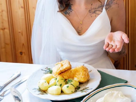 Jedna ze sledujících profilu Život ve strouhance si ho dopřála i ve svůj velký den: "Protože smažák není jídlo ale život, poručila jsem si ho na naší svatbu."