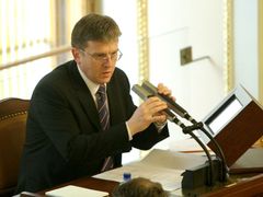 Miloslav Vlček při řízení schůze sněmovny.