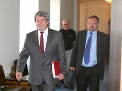 Vyjednávání o předsednictvu sněmovny se poprvé účastní zástupci KSČM - poslanci Filip a Kováčik