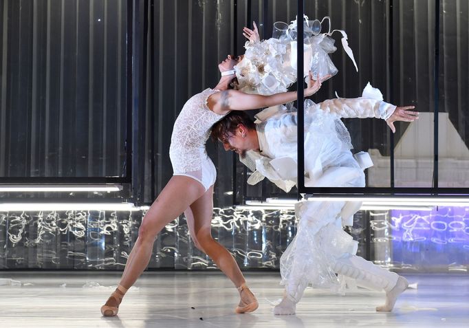 Klára Jelínková jako Garbage woman a Marek Svobodník coby Garbage man při zkoušce.