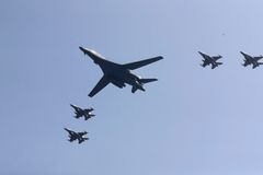 Americká letadla prolétla nad Korejským poloostrovem, u hranic KLDR cvičí ruští a čínští vojáci