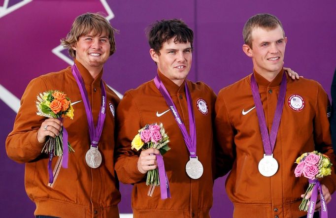 Olympijští medailisté - stříbrní američtí lukostřelci po závodě družstev na OH 2012 v Londýně.