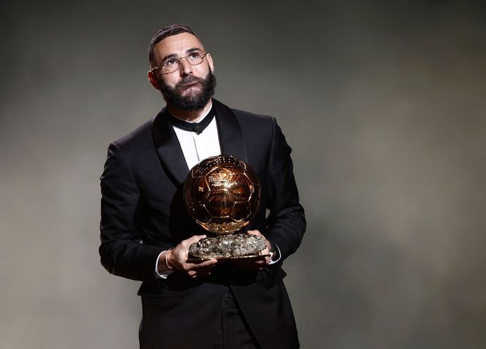 Zlatý míč 2022: Karim Benzema (Real Madrid) s trofejí pro vítěze ankety