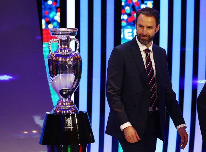 Kouč Anglie Gareth Southgate s trofejí pro vítěze mistrovství Evropy