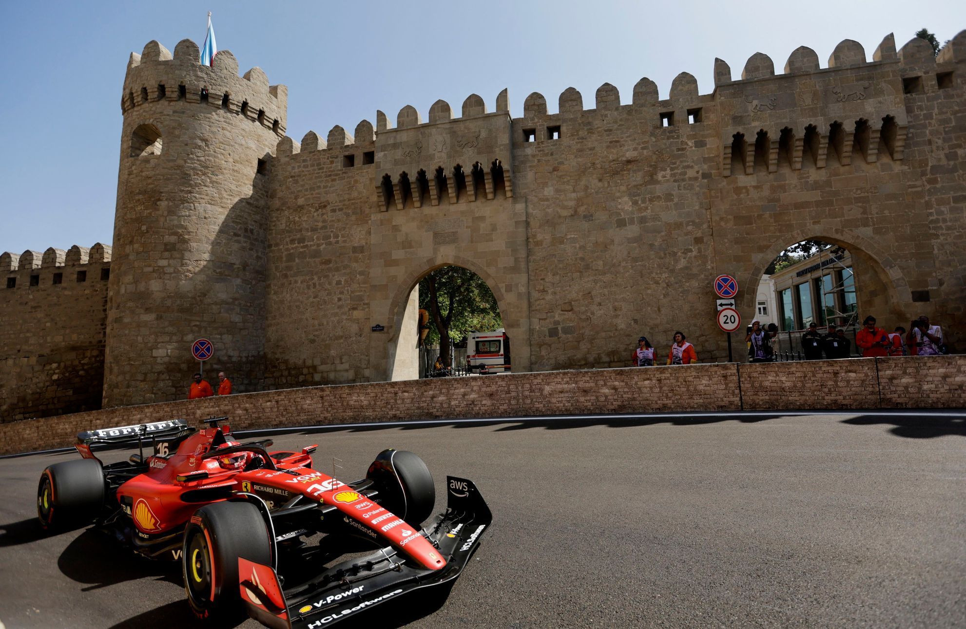 Charles Leclerc (Ferrari) během GP Ázerbájdžánu F1 2023