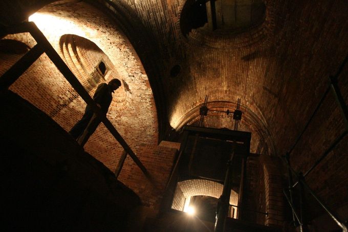 Historická čistírna odpadních vod v Praze-Bubenči, dnes Ekotechnické muzeum; interiér cihlových kleneb, rok 2007. Ilustrační snímek