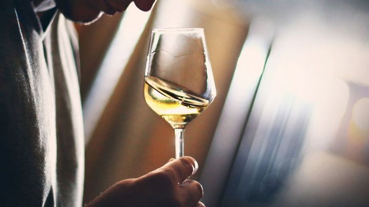 Zdražil alkohol, zlevnilo bydlení. Růst cen zpomaluje, dolů je táhnou levné energie