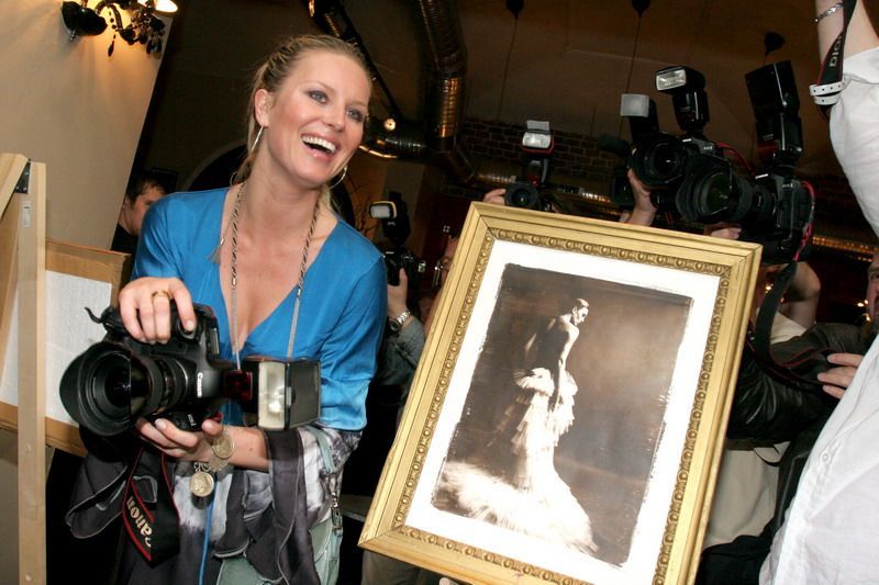 Simona Krainová s obrazem, který byl vydražen za nejvyšší cenu