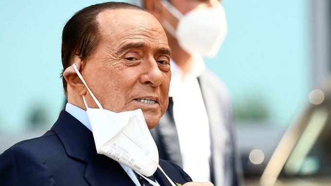 Silvio Berlusconi po propuštění z nemocnice.