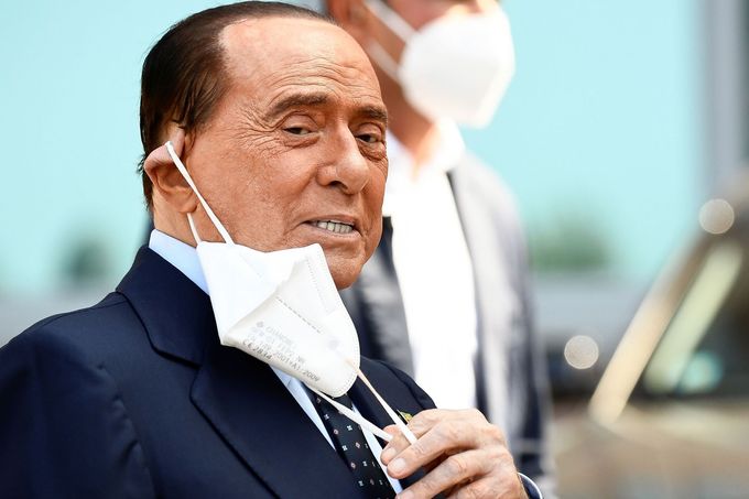 Silvio Berlusconi po propuštění z nemocnice.