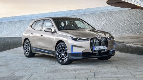 Výkladní skříň BMW se jmenuje iX. Elektrické SUV provokuje ledvinkami i technikou