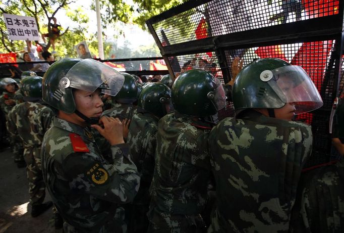 Riot police block demonstrators during a protest outside the Japanese embassy in Beijing September 15, 2012. Hundreds of people protested in front of the Japanese embassy in Beijing on Saturday, throwing objects at the building as police struggled to keep control, amid growing tensions between Asia's two biggest economies over a group of disputed islands. REUTERS/David Gray (CHINA - Tags: CIVIL UNREST POLITICS)