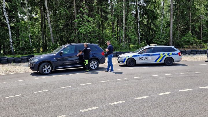 Auta zhasnou na povel. Český vynález funguje, policie ale čeká na povolení zastavit