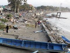 Pohled na tsunami zničené pobřeží v Pangandaranu na ostrově Jáva v prosinci 2004.