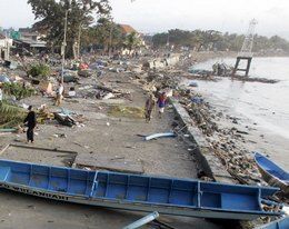 Pohled na tsunami zničené pobřeží v Pangandaranu na ostrově Jáva.
