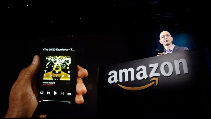 Šéf Amazonu Jeff Bezos představuje nový telefon Fire.