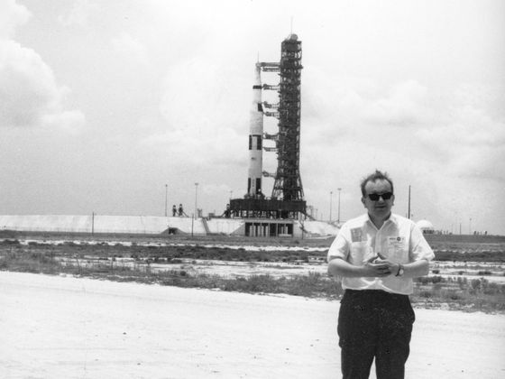 Karel Pacner před raketou Saturn 5
