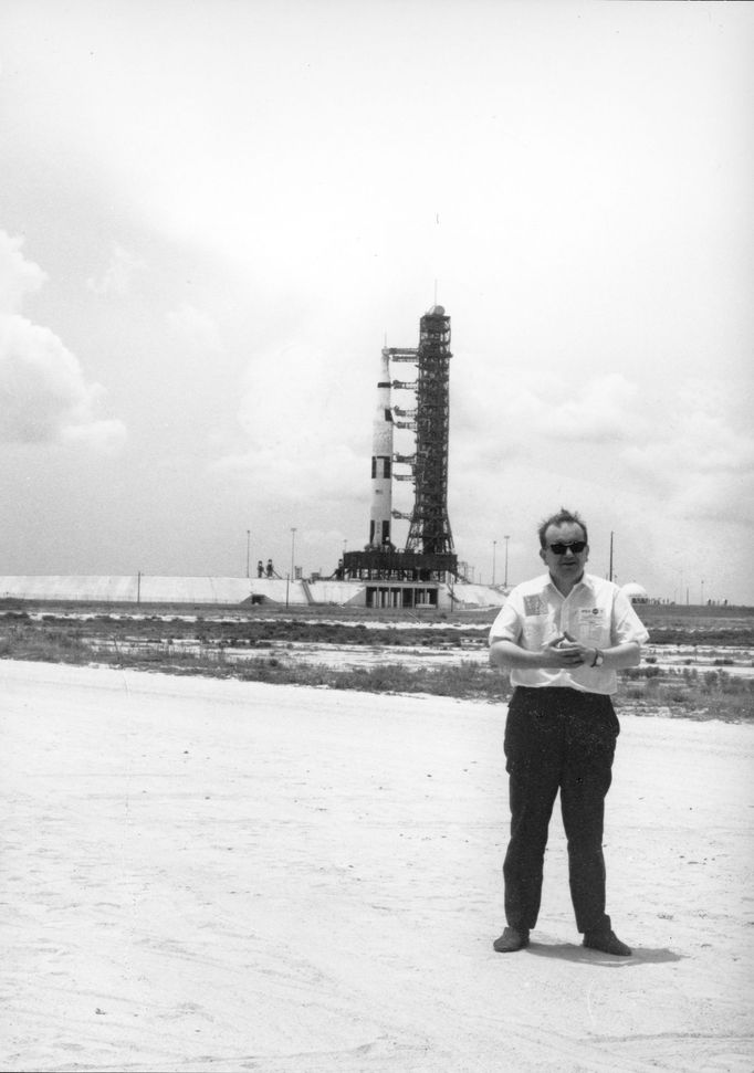 Karel Pacner před raketou Saturn 5