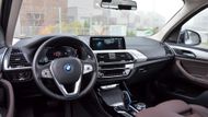 Uvnitř auta byste se ale měli cítit jako v klasickém spalovacím BMW. Tomu odpovídá i stejná palubní deska.