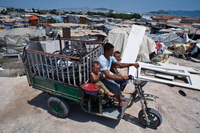 4 Titulek: Gypsy slums of Greece Popis: September 16, 2011, Tavros, Athens/Attica, Greece: Almost 30,000 Gypsies or "Roma" from Albania and Bulgaria enter Greece in the last two years. Since 1998, one thousand Roma have lived in a slum in the Votanicos area, of the Tavros municipality of Athens. Their 600 children aged from infants to 15 years old, live under unhealthy conditions in the garbage strewn township where the Roma survive by stealing or collecting metal garbage to sell. The Roma burn cables to extract the copper inside, which creates a toxic cloud from cancerous dioxines that hangs over their shantytown. While shantytowns are less common in Europe, the growing influx of illegal immigrants have fueled shantytowns in cities commonly used as a points of entry into the EU, including Athens. In October 2013, an unidentified girl, called "Maria," was found in a Greek gypsy camp and could be related to missing child cases. Over 8,000 calls about the girl from all over the world including the U.S. and Canada have been received inquiring about the child. The blond girl, approximately age 4, was found in a Roma gypsy settlement in central Greece. DNA tests proved that she was not related to the 39-year-old man and 40-year-old woman who claimed to be her parents.