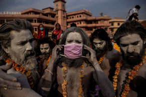 Urny, pláč a všudypřítomná smrt. Oceněné fotografie ukazují, jak covid pustošil Indii
