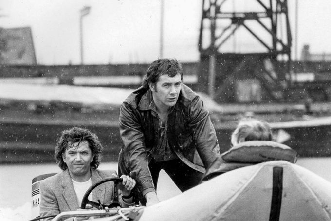 Britský herec Lewis Collins (vpravo), který hrál v letech 1977 - 1983 postavu agenta tajné služby CI5 spolu s Martinem Shawem ( alias Doyle) v seriálu Profesionálové.
