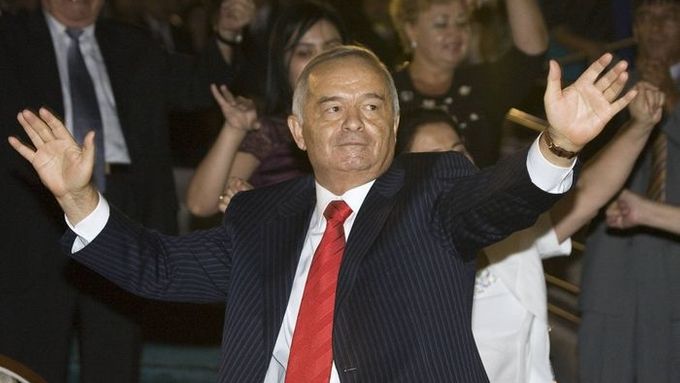 Uzbecký prezident Karimov tančí se svými příznici během dne nezávislosti v Taškentu.