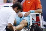 Novak Djokovič si nechal zatejpovat zraněný kotník a dokráčel k vítězství.